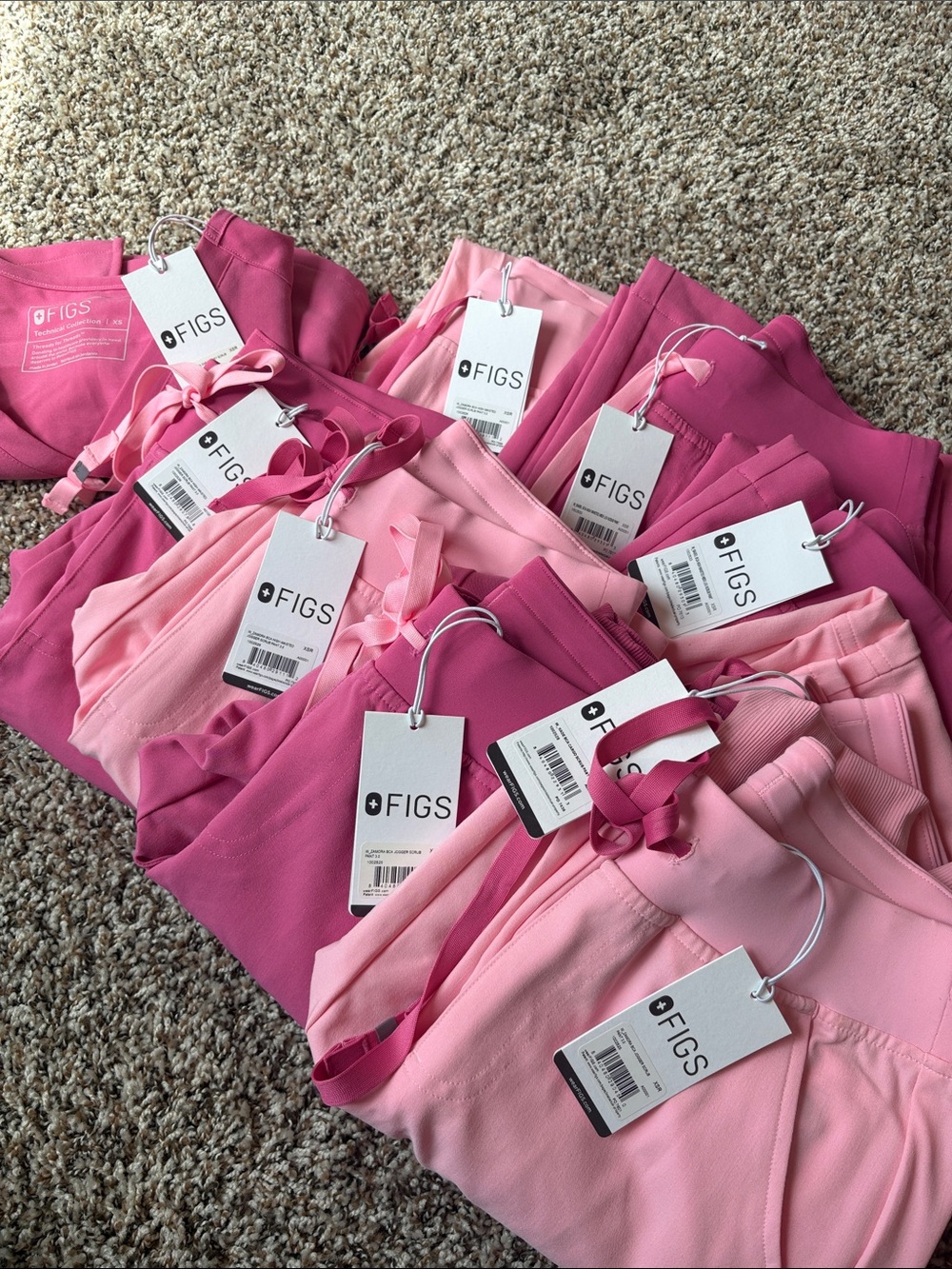 ✨NWT~FIGS Scrubs 😍🩷✨ - Picture 2 of 3